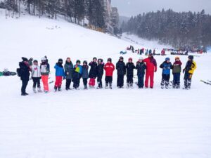 Read more about the article Učenici VI razreda vrijedno uče skijanje