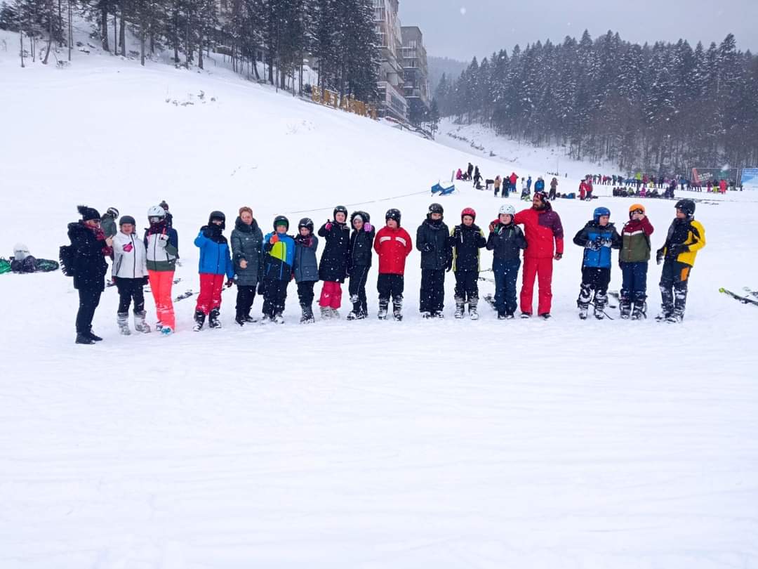 Učenici VI razreda vrijedno uče skijanje
